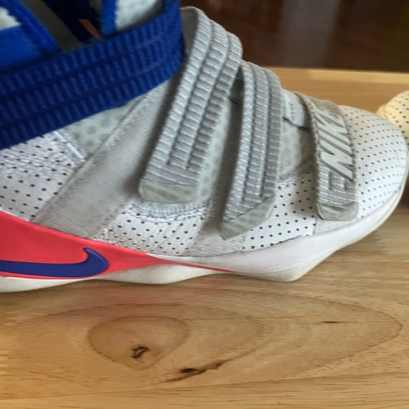 LeBron James basketball shoes - Picture 3 of 6